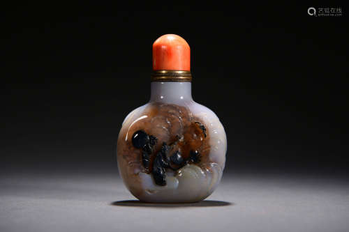 A CARVED AGATE FIGURE SNUFF BOTTLE