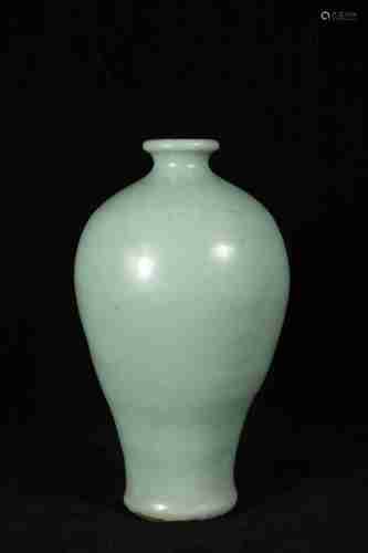 A CHINESE LONGQUAN CELADON GLAZED PORCELAIN MEIPING