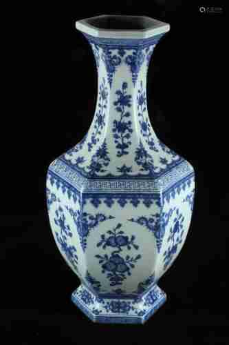 A CHINESE BLUE AND WHITE HEXAGONAL VASE, QIANLONG PERIOD