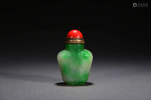 A JADEITE SNUFF BOTTLE