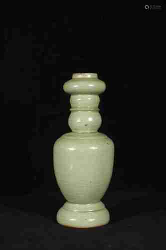 A CHINESE LONGQUAN KILN PORCELAIN VASE, SONG DYNASTY