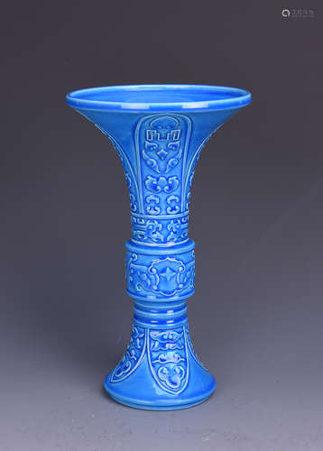 A PEACOCK BLUE GLAZED PORCELAIN BEAKER VASE