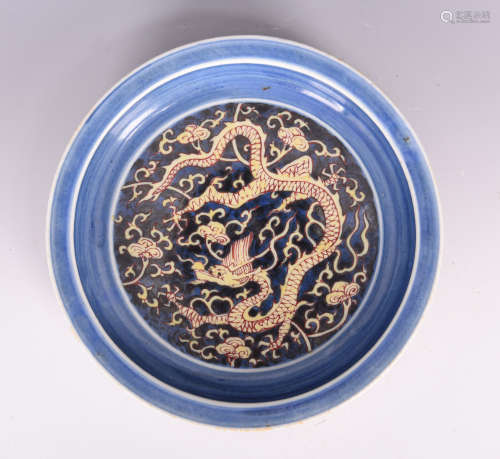 A BLUE AND WHITE YELLOW DRAGON PORCELAIN PLATE