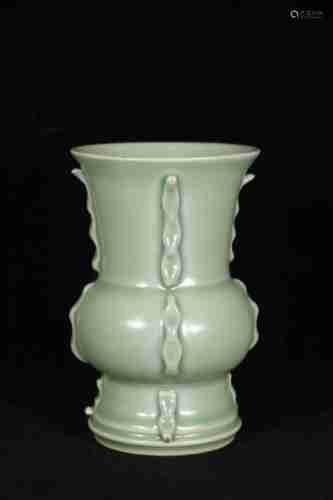 A CHINESE LONGQUAN KILN PORCELAIN VASE, SONG DYNASTY