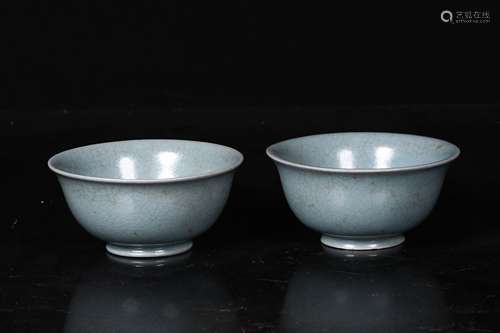 PAIR OF CELADON GLAZED CRACKLE PATTERN BOWLS