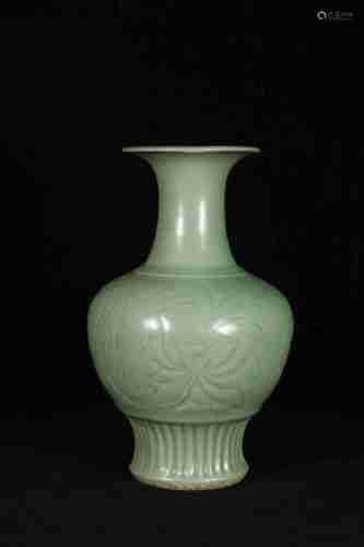 A CHINESE LONGQUAN KILN PORCELAIN VASE, YUAN DYNASTY