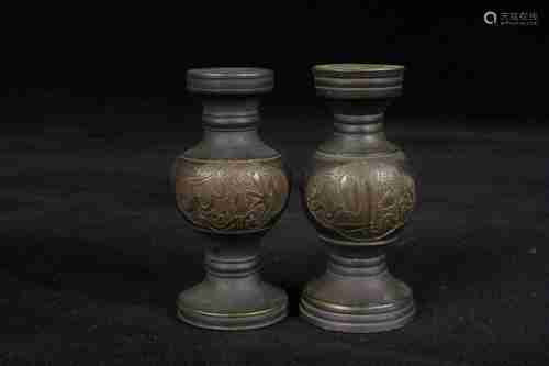 A PAIR OF CHINESE BRONZE BOTTLES IN THE 17TH CENTURY