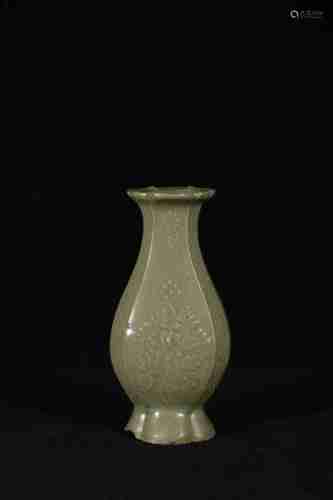 A CHINESE LONGQUAN KILN PORCELAIN VASE, YUAN DYNASTY