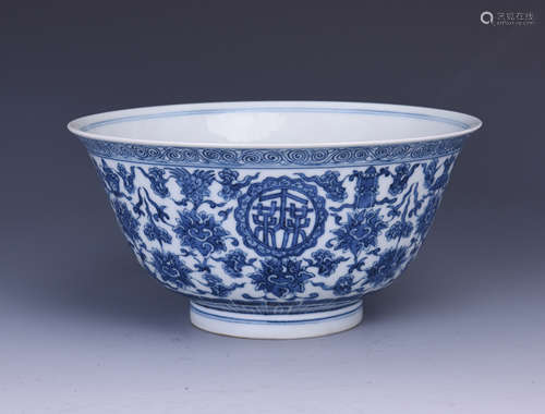 A BLUE AND WHITE FLOWER PORCELAIN BOWL