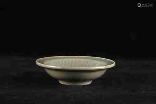 A CHINESE LONGQUAN PORCELAIN DISH, SOUTHERN SONG DYNASTY