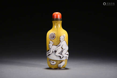 A YELLOW GLASSWARE FIGURE SNUFF BOTTLE