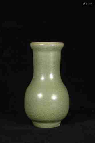 A CHINESE LONGQUAN KILN PORCELAIN BOTTLE, SONG DYNASTY