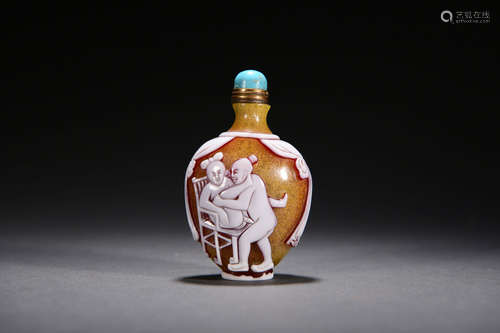 A YELLOW GLASSWARE FIGURE SNUFF BOTTLE