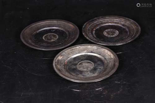 GROUP OF THREE SILVER DISHES WITH PORTRAITS