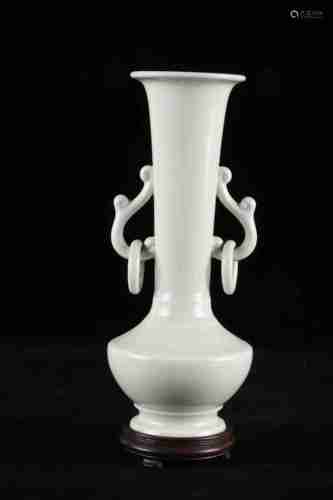 A CHINESE DEHUA KILN LONG NECK VASE WITH A PEDESTAL, QING DYNASTY