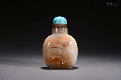 A CARVED AGATE SNUFF BOTTLE