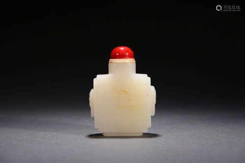 A SQUARED WHITE JADE SNUFF BOTTLE