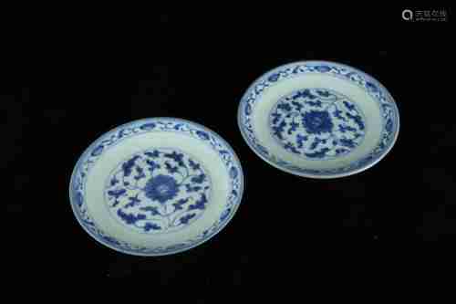 A PAIR OF CHINESE BLUE AND WHITE DISHES WITH INTERLACED FLORAL DESIGN, QING DYNASTY