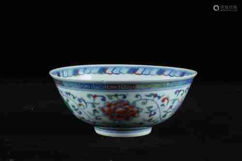 A CHINESE DOUCAI PORCELAIN BOWL WITH INTERLACED FLORAL DESIGN, QING DYNASTY