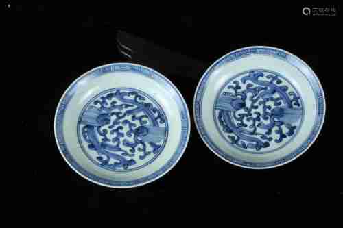 A PAIR OF CHINESE BLUE AND WHITE DISHES PAINTED WITH DRAGON PATTERN, JIAJING PERIOD OF THE MING DYNASTY