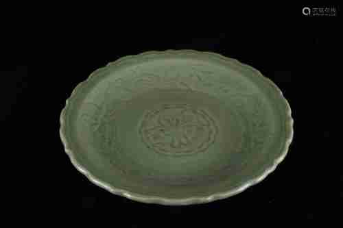 A CHINESE LONGQUAN PORCELAIN DISH, MING DYNASTY