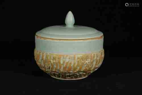 A CHINESE LONGQUAN KILN LIDDED POT, YUAN DYNASTY