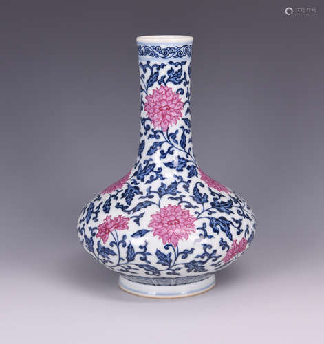 A BLUE AND WHITE UNDERGLAZE RED FLOWER PORCELAIN VASE