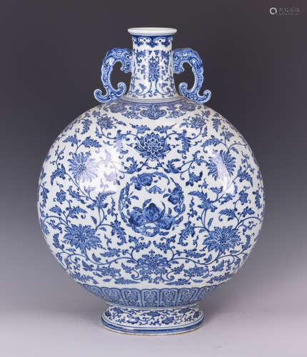 A BLUE AND WHITE INTERLOCKING LOTUS PORCELAIN FLASK