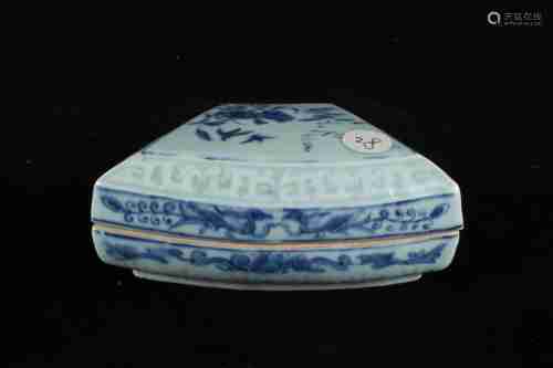 A CHINESE BLUE AND WHITE INK-PAD BOX PAINTED WITH FLOWER AND BIRD, QING DYNASTY