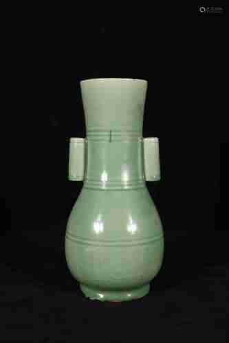 A CHINESE LONGQUAN KILN HANDLED VASE, SONG DYNASTY