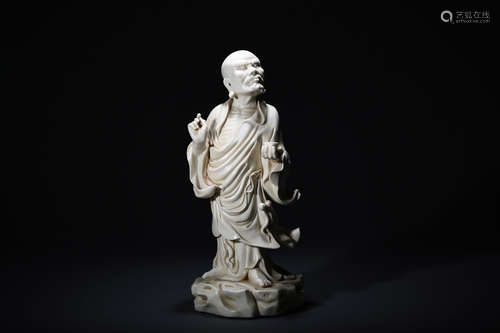 A DEHUA PORCELAIN ARHAT STATUE