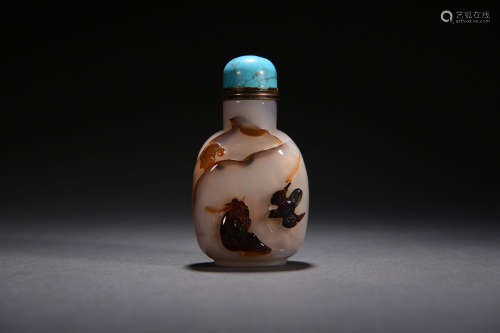 A CARVED AGATE FIGURE SNUFF BOTTLE
