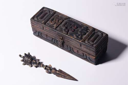 TIBETAN GILT BRONZE CAST 'VAJRA' RITUAL IMPLEMENT WITH WOODEN BOX