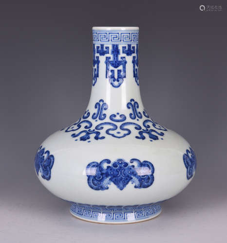 A BLUE AND WHITE PORCELAIN VASE