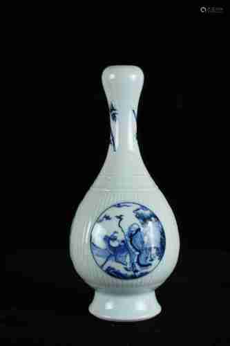 A CHINESE BLUE AND WHITE GARLIC-MOUTH VASE PAINTED WITH FIGURE, KANGXI PERIOD