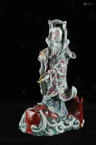 A CHINESE FAMILLE ROSE GUANYIN STATUE, QING DYNASTY