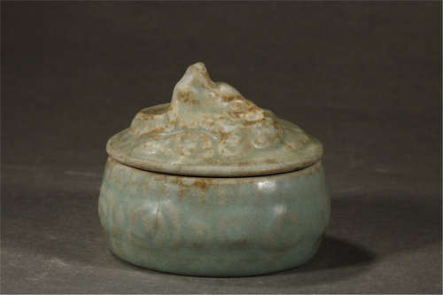 A Chinese Porcelain Box