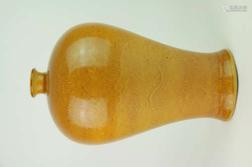 清 黃釉龍紋梅瓶