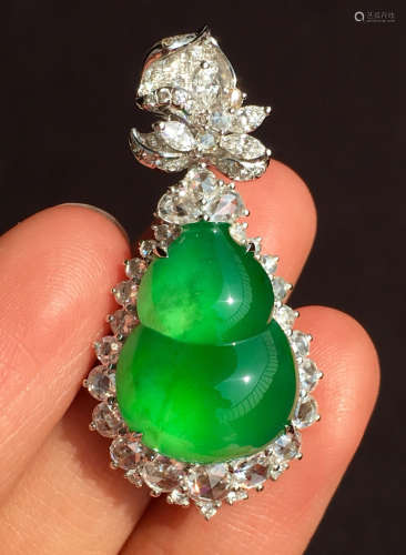ICY JADEITE PENDANT SHAPED WITH GOURD