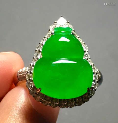 ICY JADEITE RING SHAPED WITH GOURD