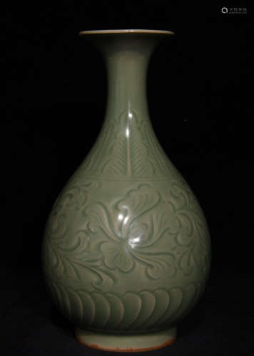 LONGQUAN YAO GREEN GLAZE VASE CARVED WITH FLOWER