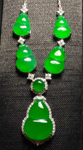 ICY JADEITE NECKLACE SHAPED WITH GOURD