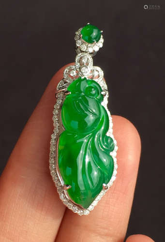ICY JADEITE PENDANT SHAPED WITH FISH