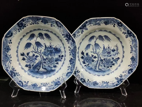 A Pair of Blue and White Dish，Qianlong Period