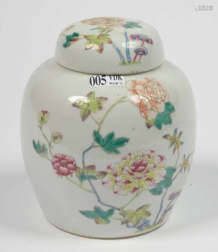 中国多色瓷小姜壶及其盖，带花纹。用蓝色标示出六个卧底人物。时期：20世纪。高：+/-15,3厘米。