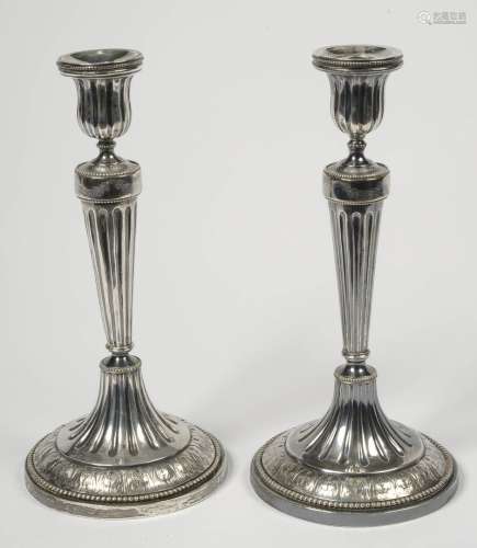 一对路易十六风格的银质火炬，一个是800/1000分之一，带有不同的金匠印记。比利时的工作。时代：19世纪。(老板们的峰会)。高：+/-31厘米。总重量（含木芯）：+/-1100克。