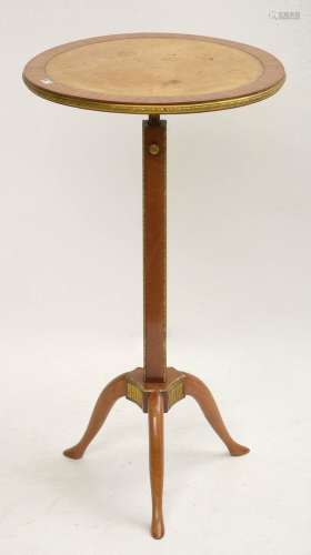 路易十五时期可调节的红木圆形三角台座桌，其架子上饰有皮革。鎏金铜饰。脚下盖有J.Audry（1777年大师）的印章。法国的工作。时代：18世纪。高：+/-72,5厘米。直径：+/-42cm。