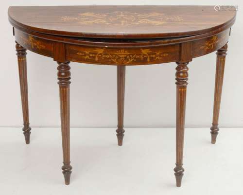 查尔斯十世半月形游戏桌，紫檀木和轻木植物拼花，五条腿，一叶开口。时代：19世纪。Dim.(fermée):+/-108,5x73,5x53cm.