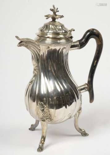 银质路易十五三足咖啡壶，带有日期为(17)71的蒙斯和金匠Claude-Louis Foncez的印记(1747年获得大师称号)。手柄处有轻微的重焊）。高：+/-33厘米。总重量：+/-1100克。