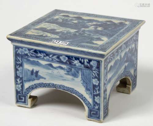 中国蓝白瓷微型方形四合桌，